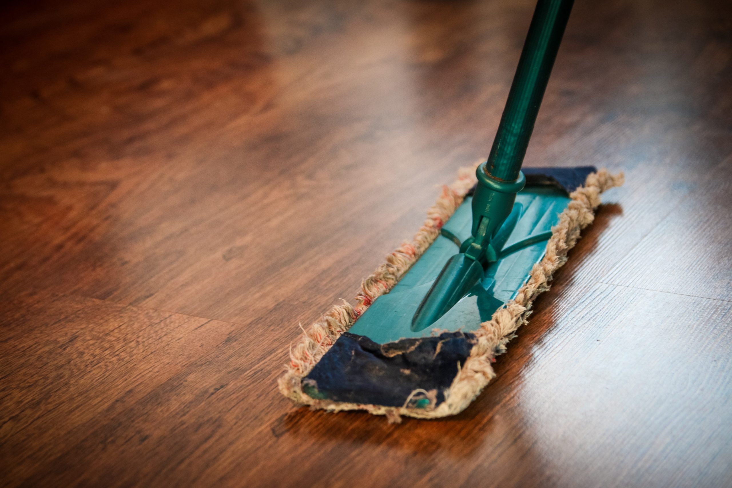 cleaning floor with vinegar